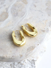 Load image into Gallery viewer, Lustre & Sage Lea Wavy Earrings 18k Gold Plated