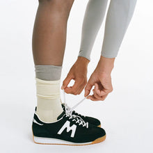 Load image into Gallery viewer, Karhu Mestari Black/White