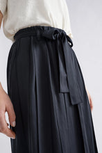 Load image into Gallery viewer, Elk Strimmel Skirt Black