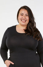 Load image into Gallery viewer, Tani Regular Scoop L/S Tee 79350 Black