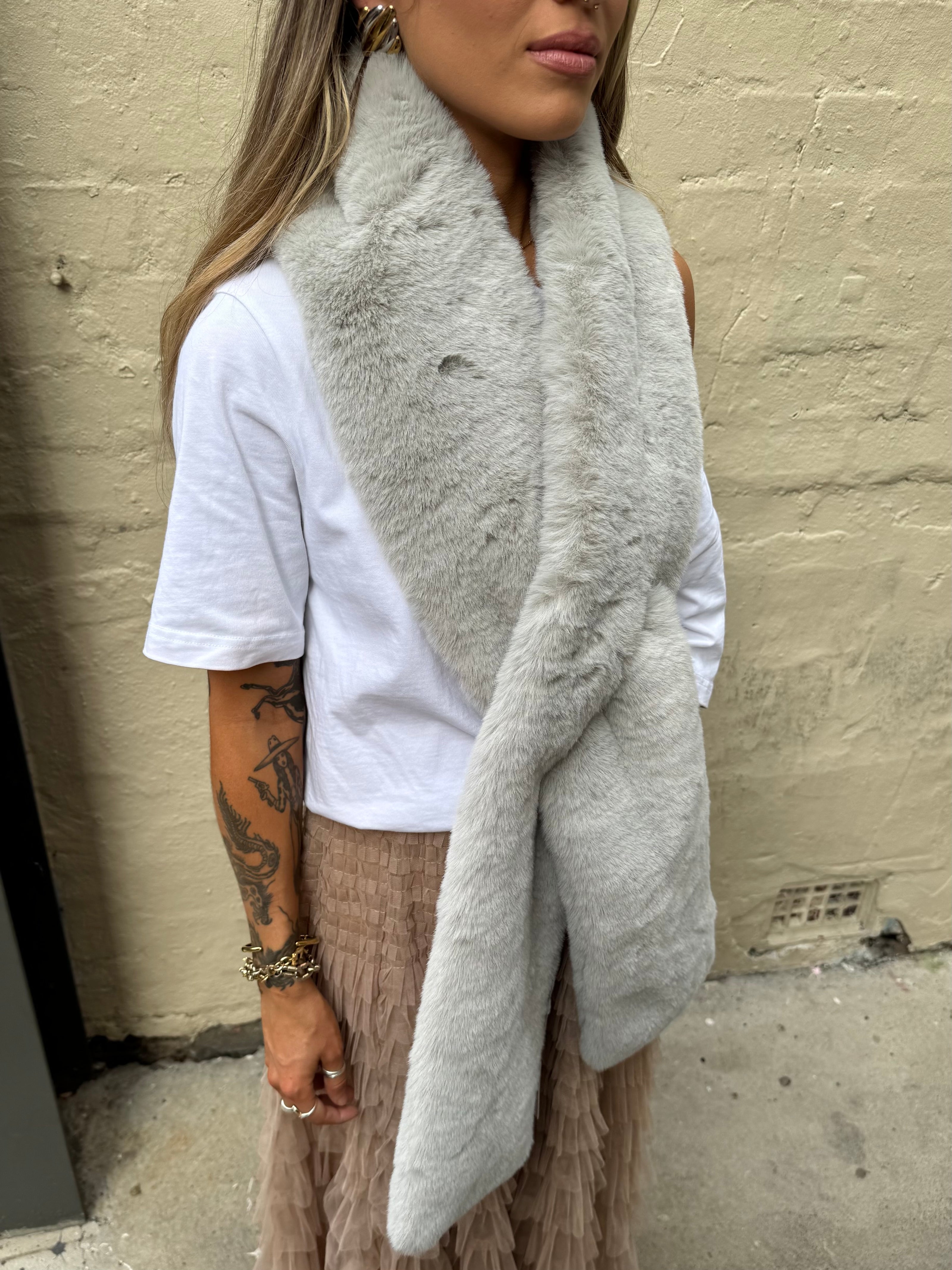 DEA The Label Faux Fur Scarf Dove