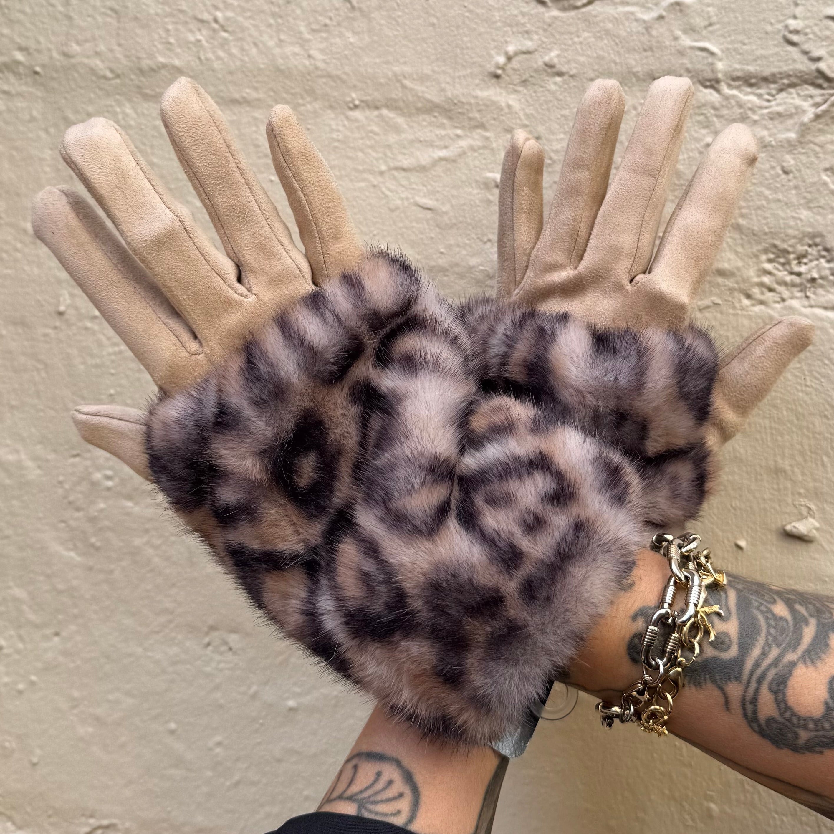 Cinnamon Creations GV1433 Leopard Mock Fur Glove Light Leopard Ivory