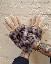 Load image into Gallery viewer, Cinnamon Creations GV1433 Leopard Mock Fur Glove Light Leopard Ivory

