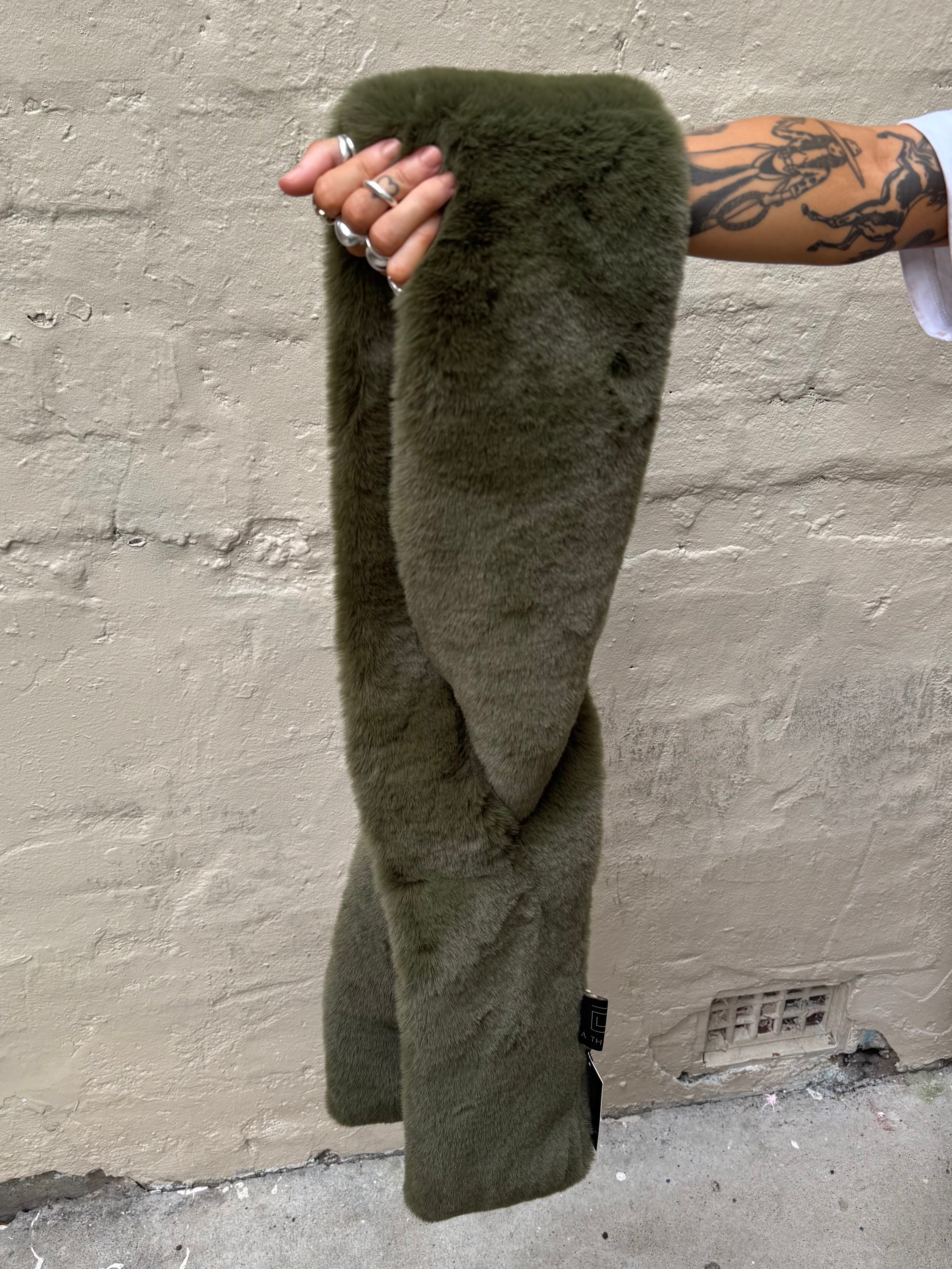 DEA The Label Faux Fur Scarf Olive