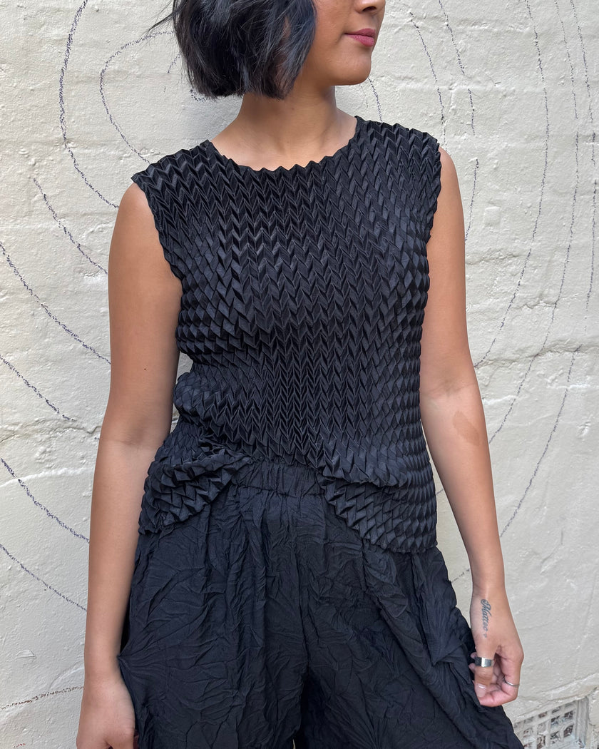 Indulge Me CLO154 Sleeveless Zig Zag Top Black
