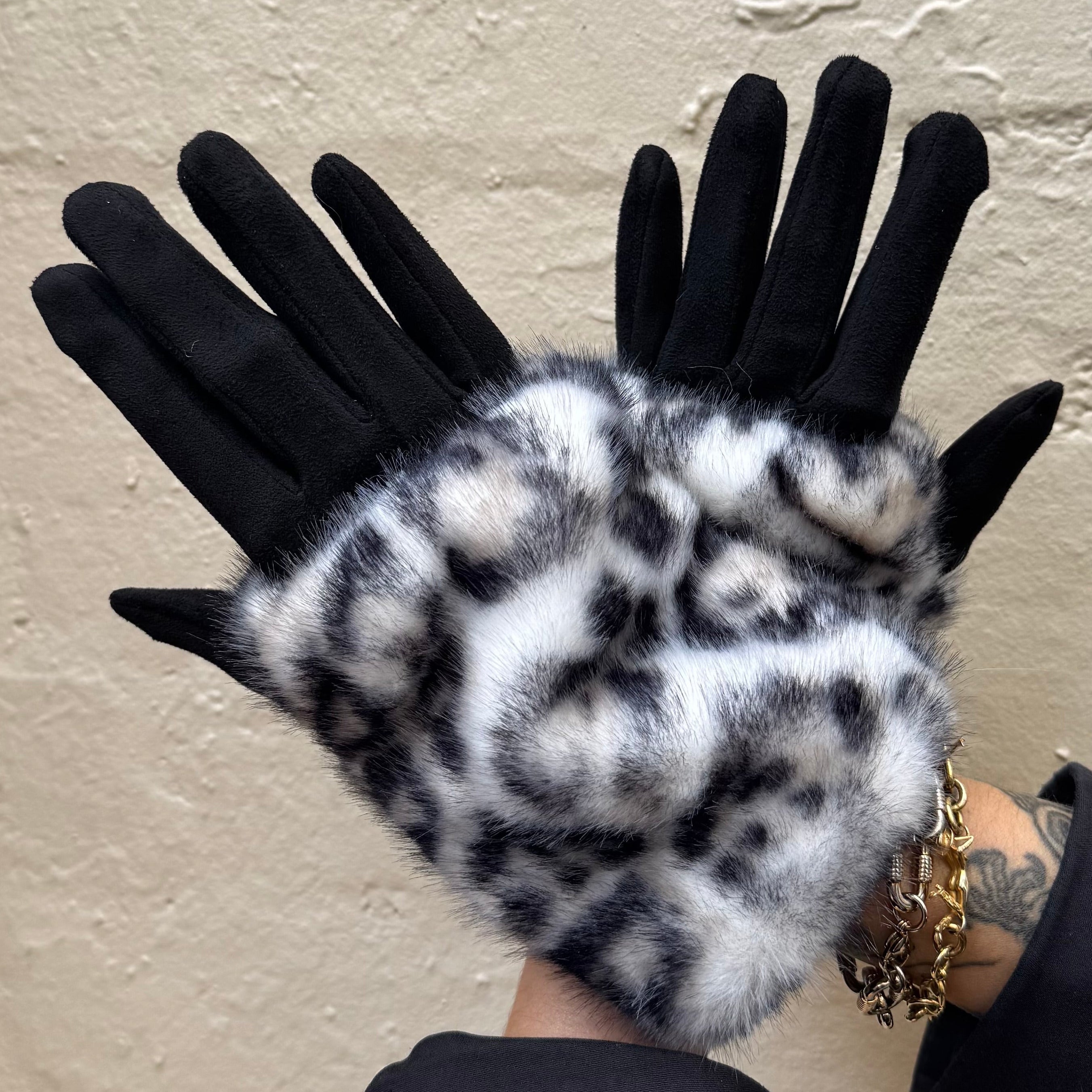 Cinnamon Creations GV1433 Leopard Mock Fur Glove White