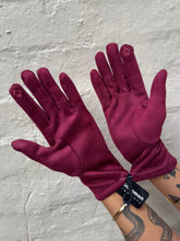 Load image into Gallery viewer, Cinnamon Creations Plain Suedette Gloves Wine
