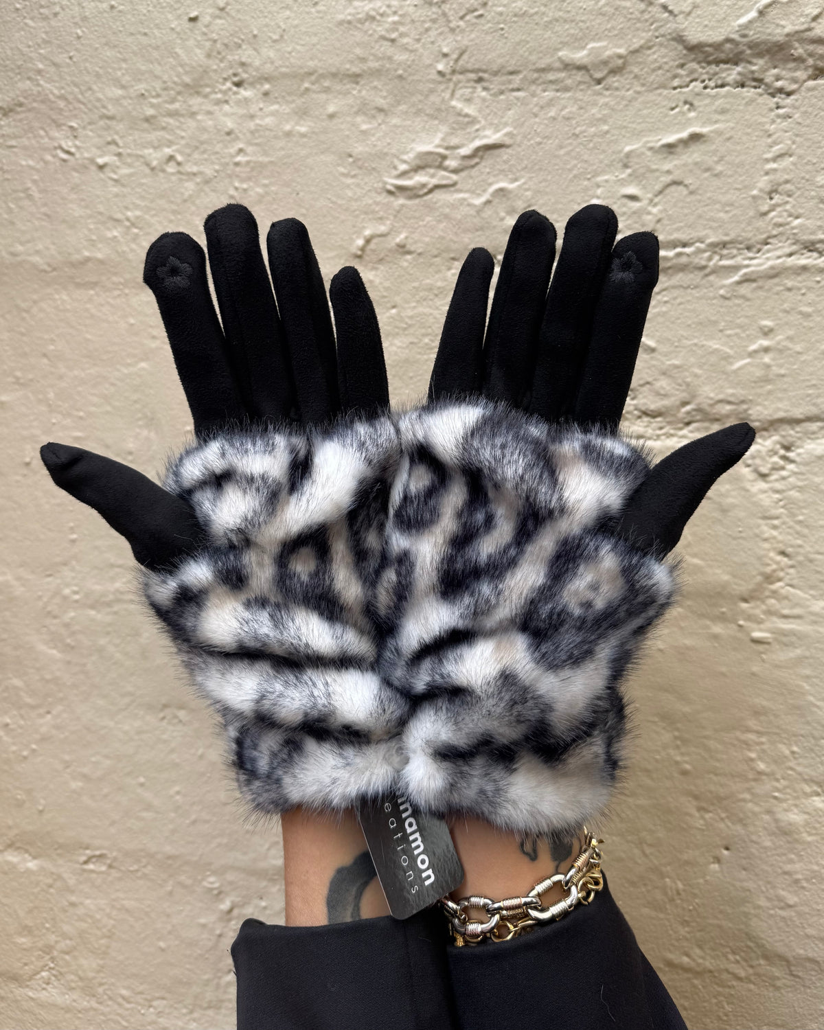 Cinnamon Creations GV1433 Leopard Mock Fur Glove White