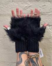 Load image into Gallery viewer, Cinnamon Creations GL040 Fluffy Fingerless Gloves Black

