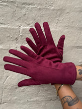 Load image into Gallery viewer, Cinnamon Creations Plain Suedette Gloves Wine

