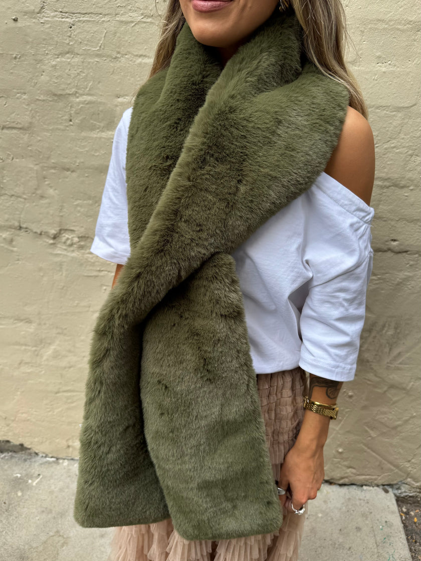 DEA The Label Faux Fur Scarf Olive