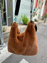 Load image into Gallery viewer, DEA The Label Slouch Bag Tan
