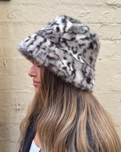 Load image into Gallery viewer, Cinnamon Creations 7532 Leopard Bucket Hat Grey
