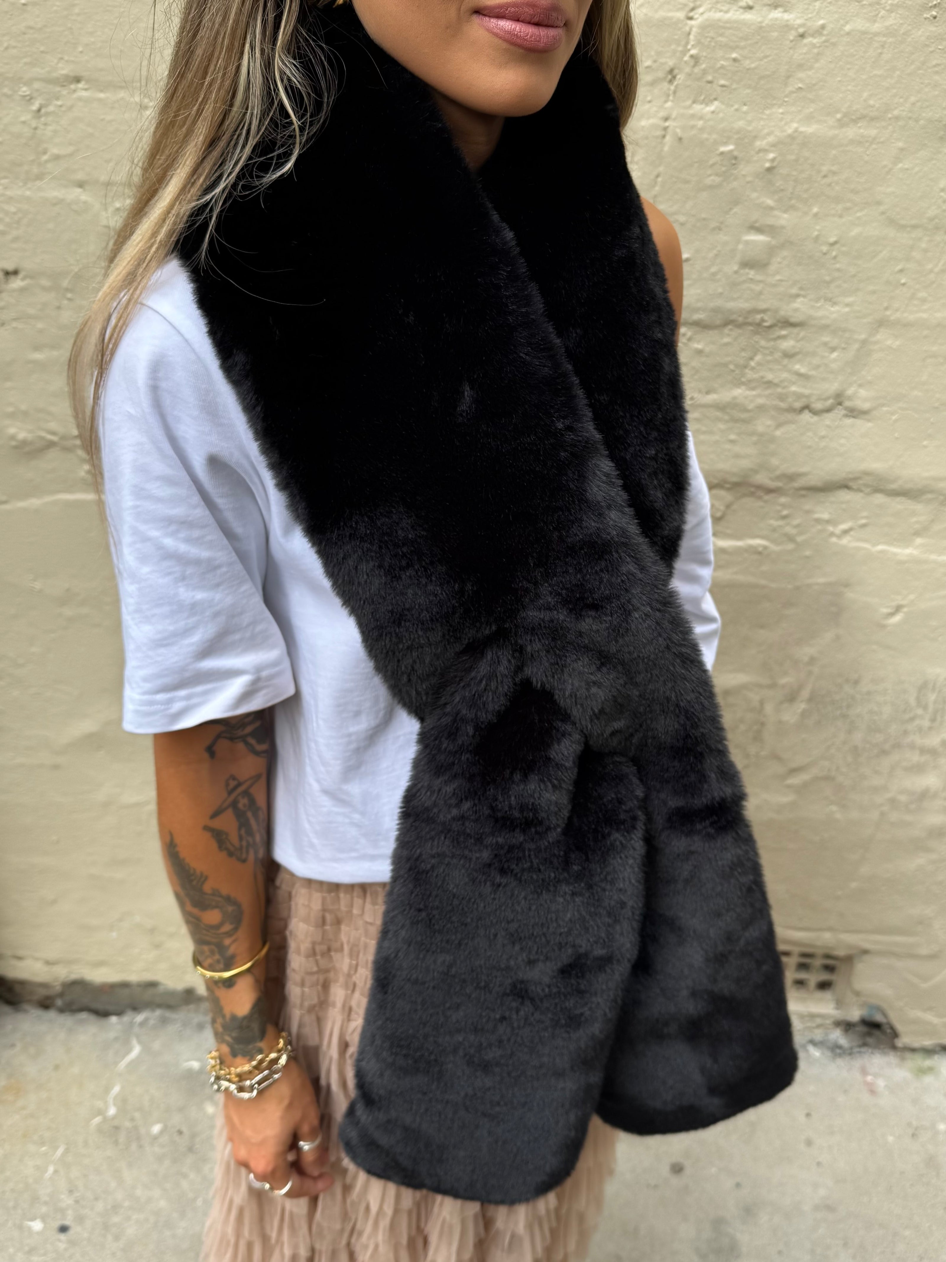 DEA The Label Faux Fur Scarf Black
