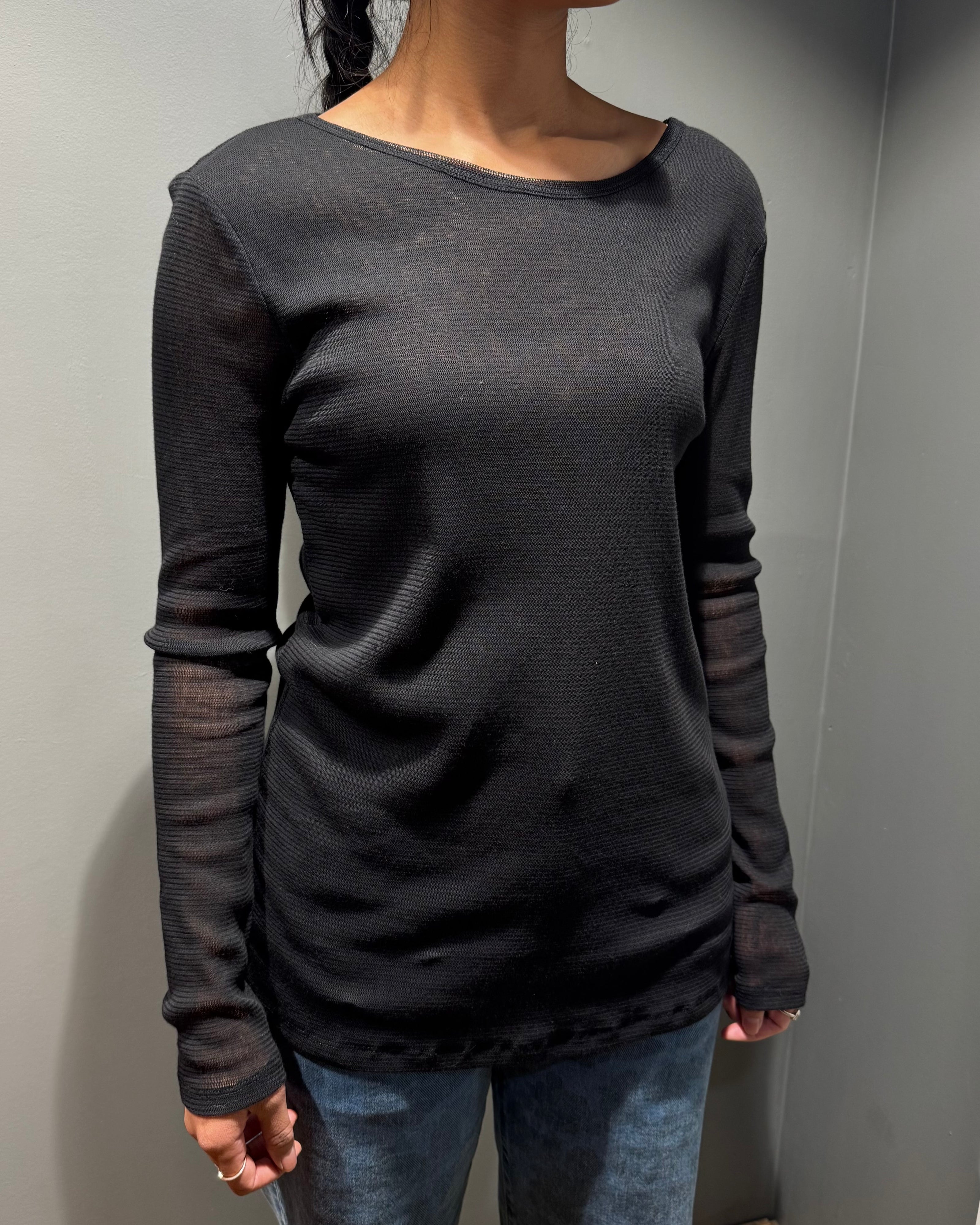 M. A. Dainty Groovy Top Black