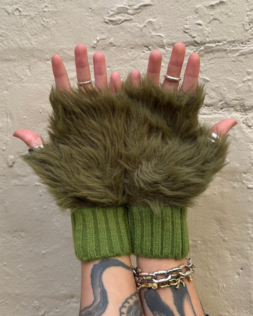 Cinnamon Creations GL040 Fluffy Fingerless Gloves Green