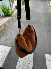Load image into Gallery viewer, DEA The Label Slouch Bag Tan
