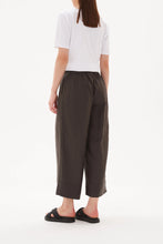 Load image into Gallery viewer, Tirelli Classic Linen Pant Deep Charcoal
