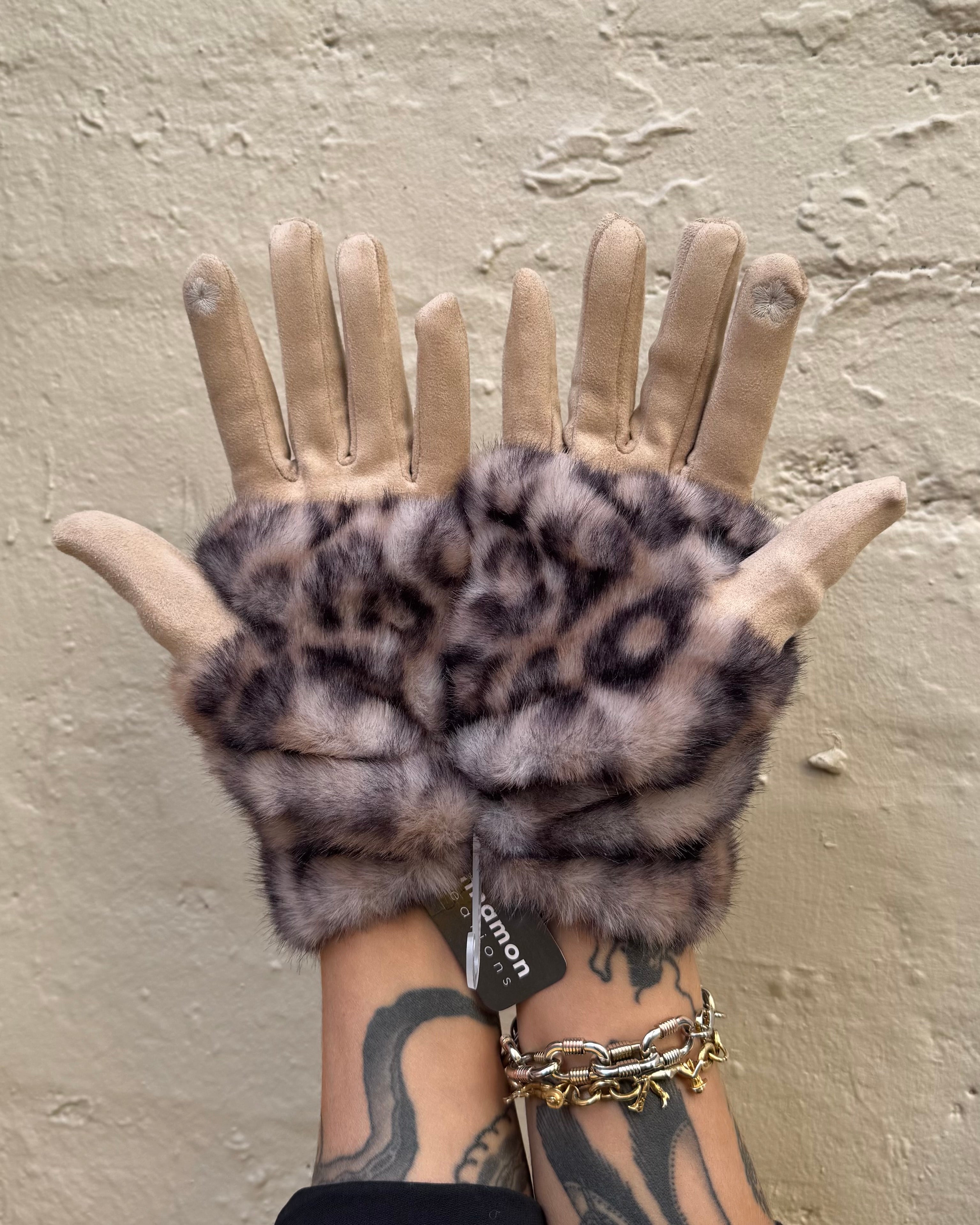 Cinnamon Creations GV1433 Leopard Mock Fur Glove Light Leopard Ivory