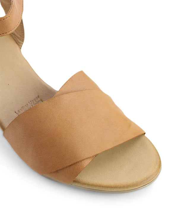 Bueno Josie Wedge Heels Coconut Leather