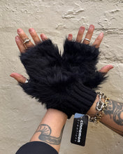 Load image into Gallery viewer, Cinnamon Creations GL040 Fluffy Fingerless Gloves Black
