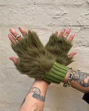 Load image into Gallery viewer, Cinnamon Creations GL040 Fluffy Fingerless Gloves Green
