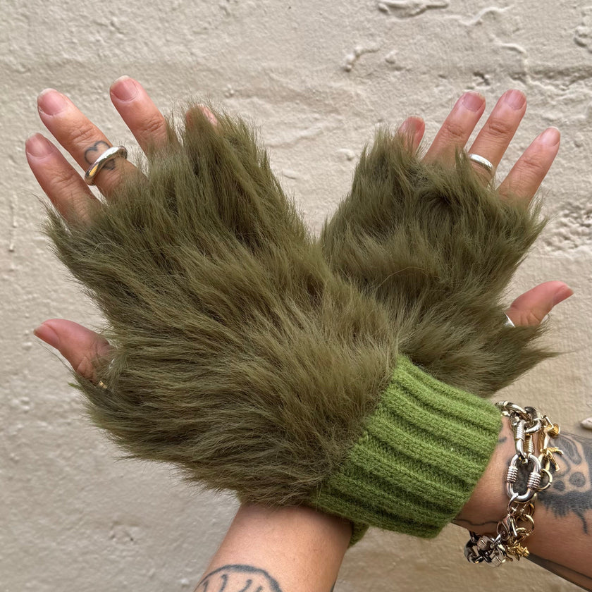 Cinnamon Creations GL040 Fluffy Fingerless Gloves Green