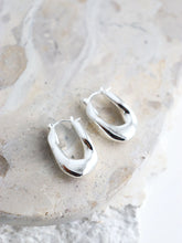 Load image into Gallery viewer, Lustre &amp; Sage Lea Wavy Earrings Sterling Silver Plated
