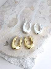 Load image into Gallery viewer, Lustre &amp; Sage Lea Wavy Earrings Sterling Silver Plated

