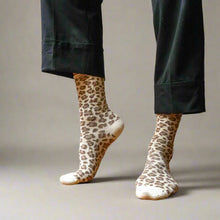 Load image into Gallery viewer, KLUE Glitter Lurex Socks Leopard Beige
