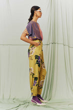 Load image into Gallery viewer, Benta Studio Porto Pants Floral Cana
