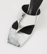 Load image into Gallery viewer, Mollini Torina Thong Heels Silver Crinkle Leather
