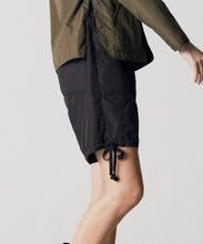 Load image into Gallery viewer, Taion Non-Down Military Reversible Short Black
