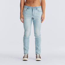 Load image into Gallery viewer, Wrangler Stomper Jean Tin Pan Blue
