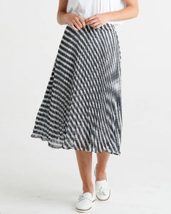Betty Basics Chanel Pleated Skirt Black Abstract