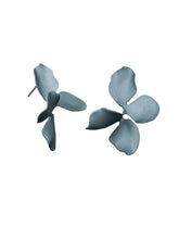 Load image into Gallery viewer, Tiger Tree EKJ641B French Blue Shimmer Twist Flower Earrings
