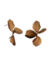 Load image into Gallery viewer, Tiger Tree EKJ641C Copper Shimmer Twist Flower Earrings
