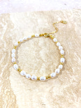 Load image into Gallery viewer, Lustre &amp; Sage Pearl Beaded 18K Gold Plated Bracelet
