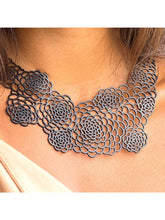 Load image into Gallery viewer, Tun Crisatemo Necklace Black
