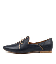 Load image into Gallery viewer, Top End Sommer Navy/Tan Leather

