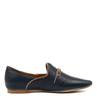 Load image into Gallery viewer, Top End Sommer Navy/Tan Leather

