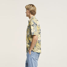 Load image into Gallery viewer, Wrangler Garageland Shirt Gold Coral
