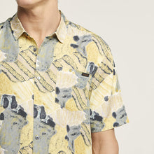 Load image into Gallery viewer, Wrangler Garageland Shirt Gold Coral
